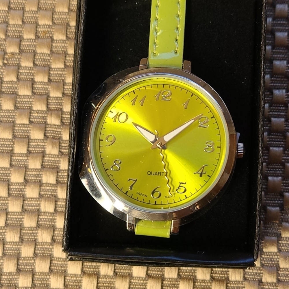 Avon watch NIB - cute green w large face